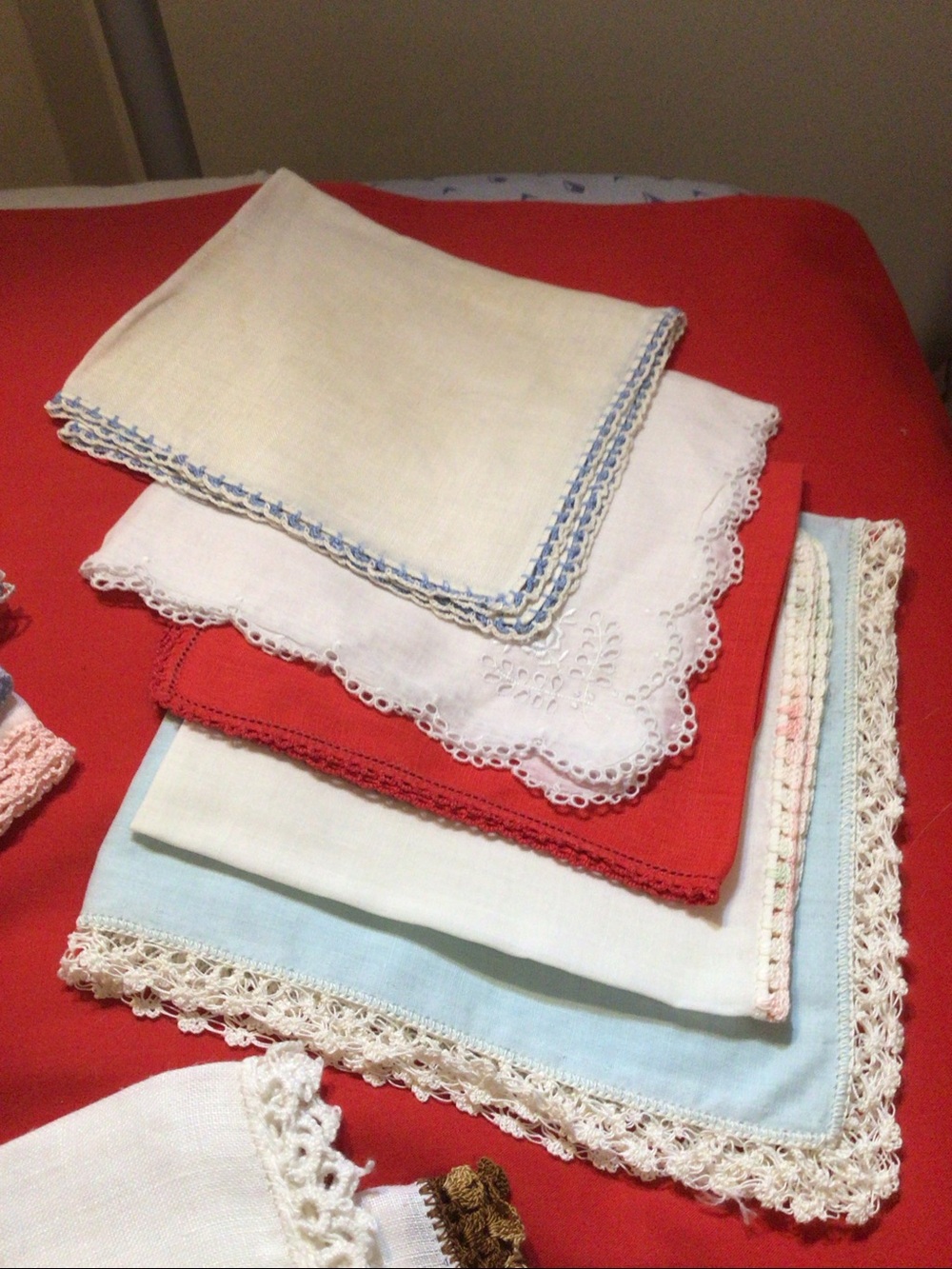 24 Vintage Hankies Handkerchiefs All w/decorative borders - Picture 4 of 7